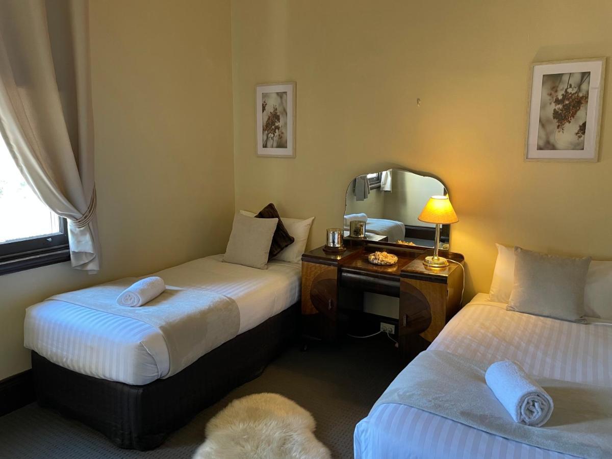 Neath Hotel Buitenkant foto