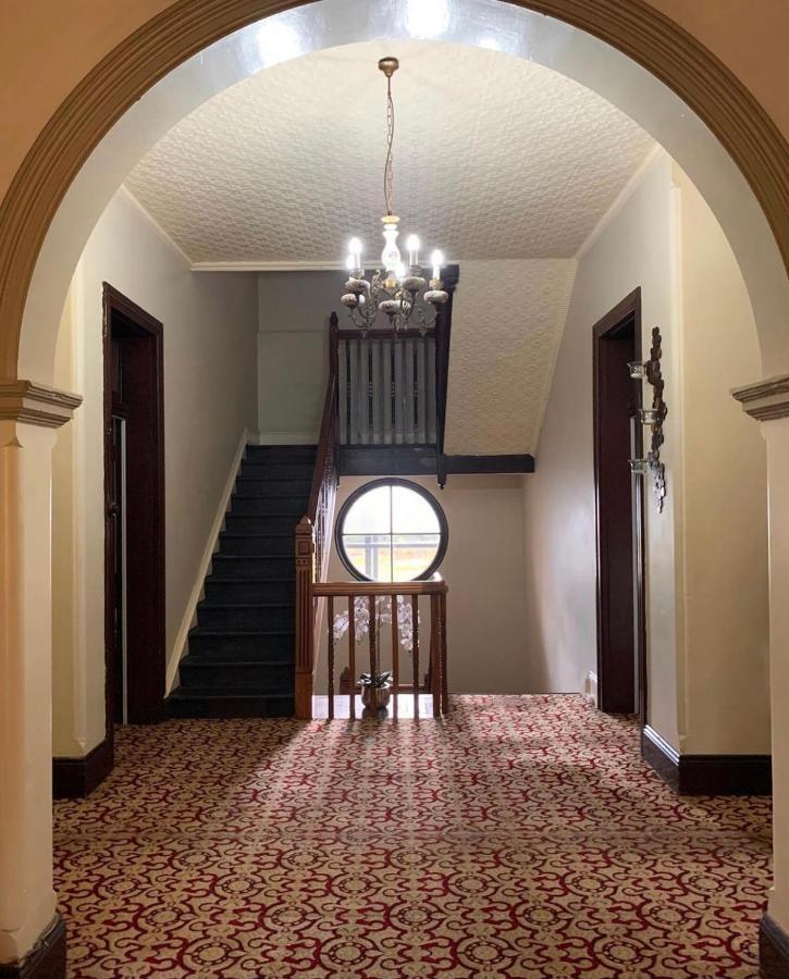 Neath Hotel Buitenkant foto