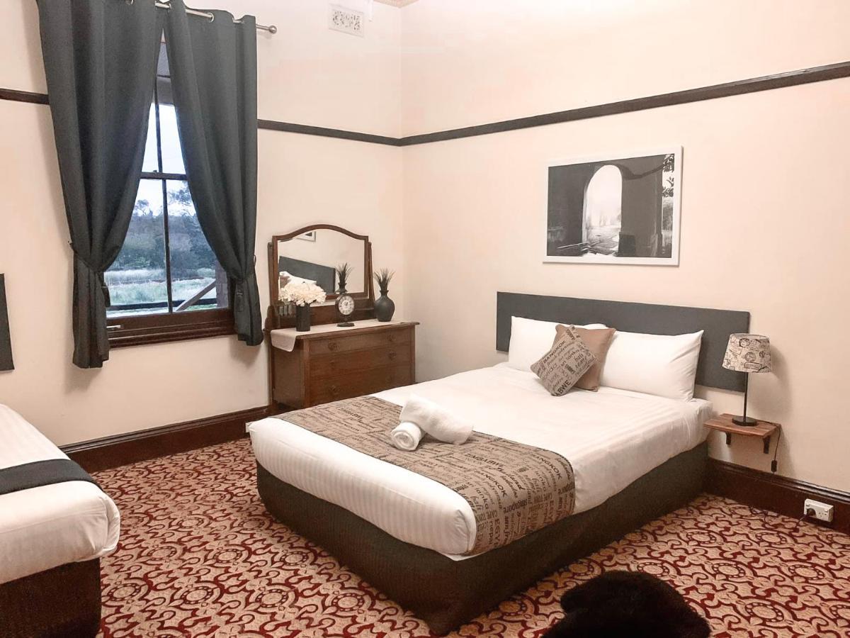 Neath Hotel Buitenkant foto