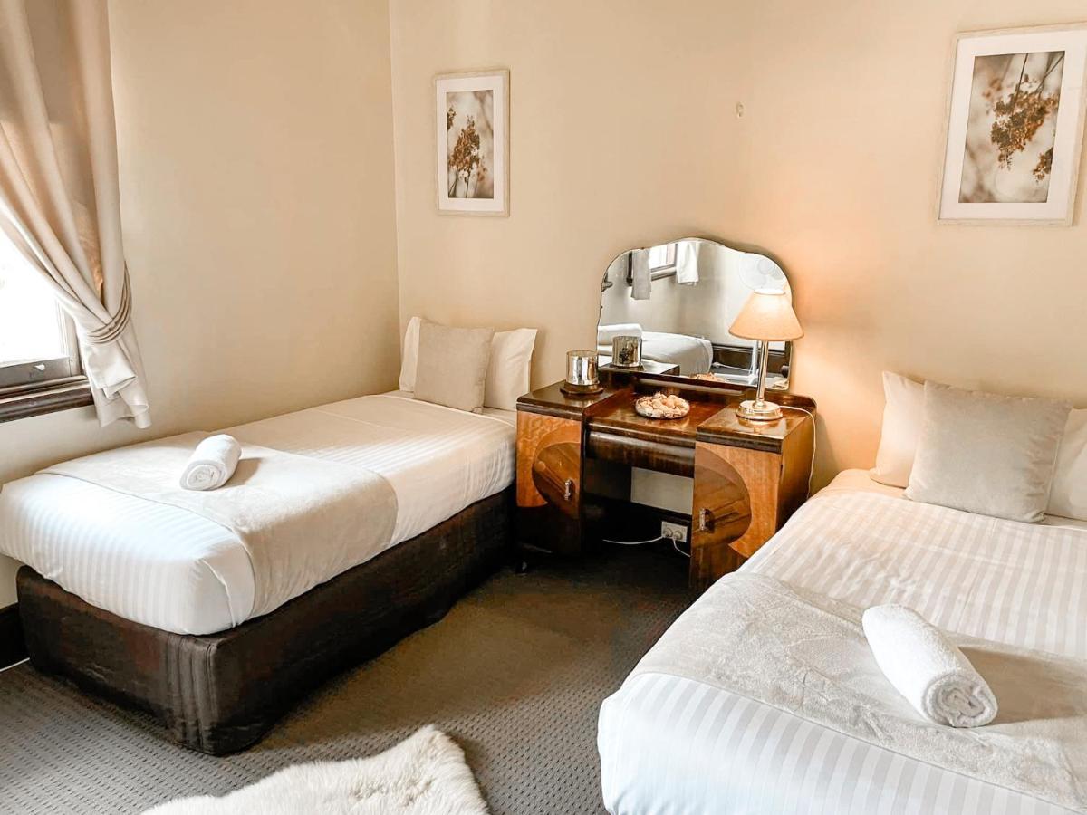 Neath Hotel Buitenkant foto